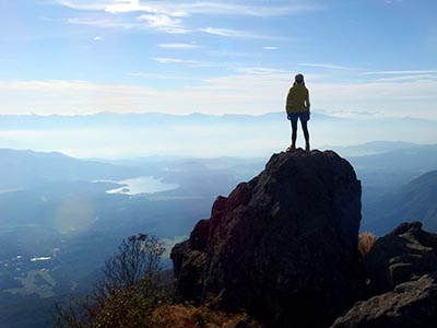 登  山